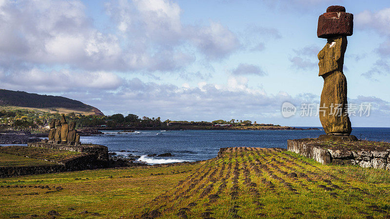 智利复活节岛(Rapa Nui/ Isla de Pascua)阿胡塔海雕像前的日落